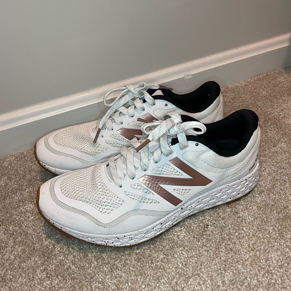 New Balance Fresh Foam Gobi - rose gold & white sneakers size 8.5